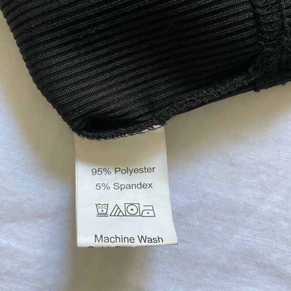 Small Black mock neck crop tank - Picture 3 of 3